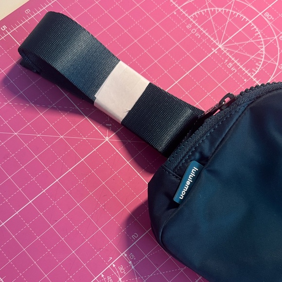 lululemon athletica Hunter Green Belt Bag - Picture 3 of 6